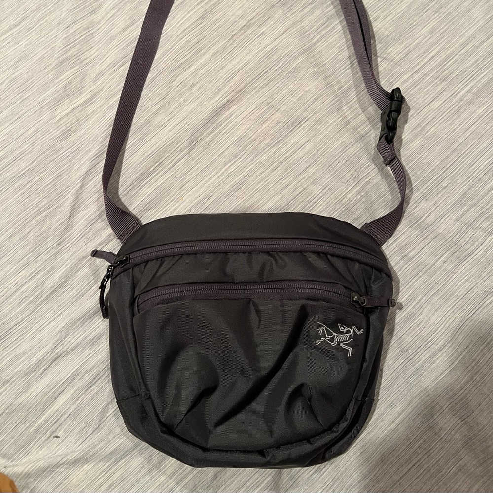 Arc’teryx mantis 2 waistpack in pilot color